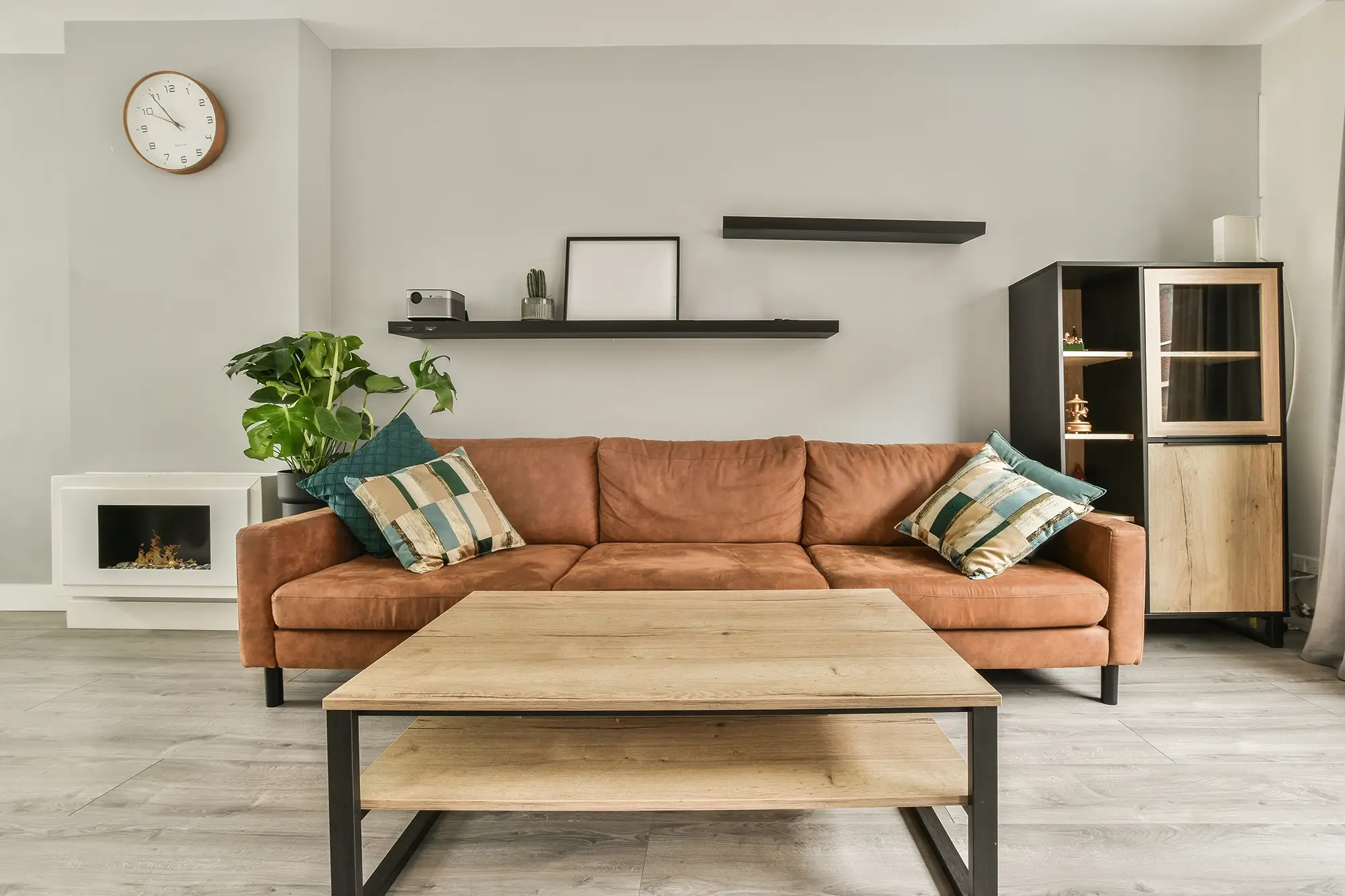 meble na wymiar do salonu z drewnianymi półkami