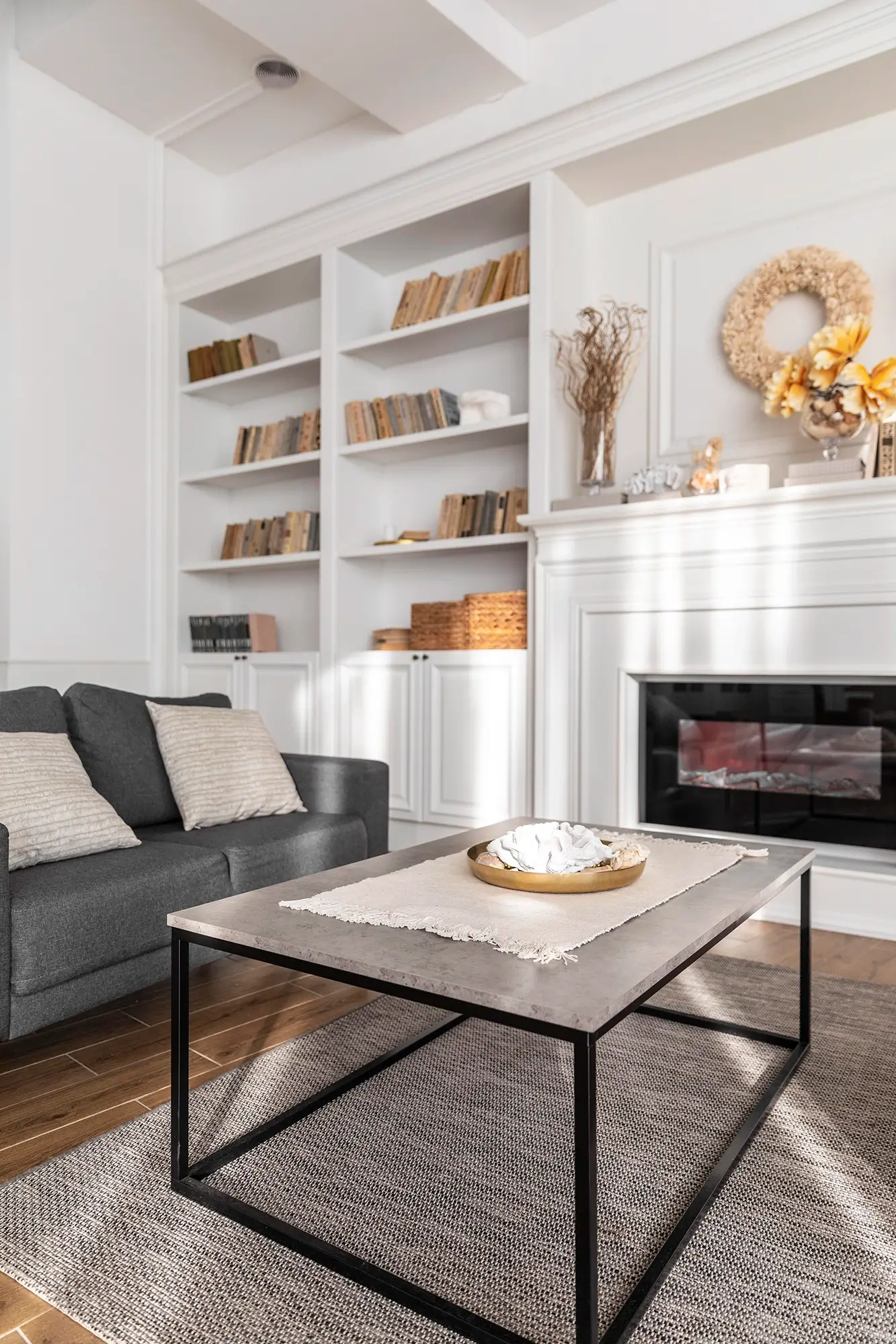 półki na wymiar do salonu