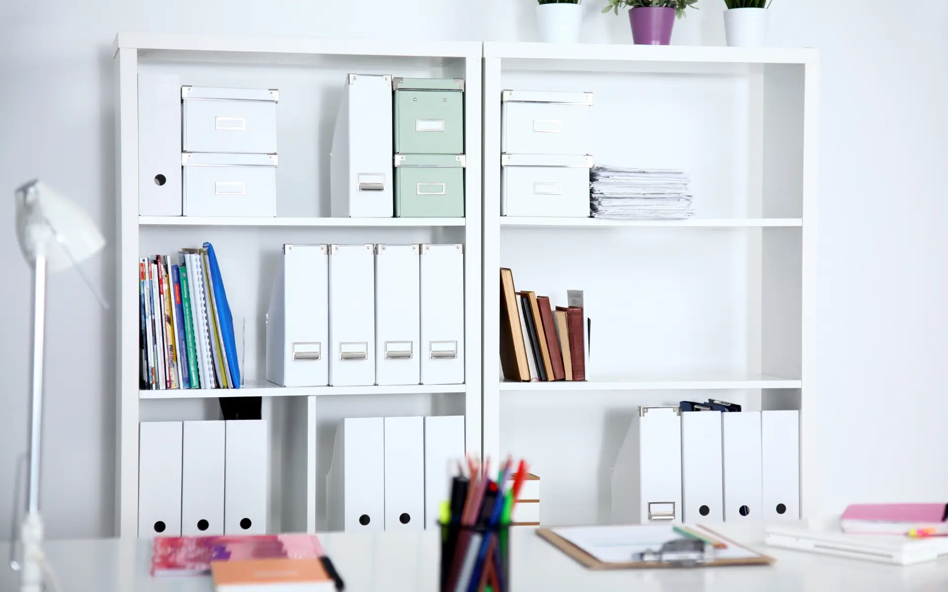 meble na wymiar do biura z półkami na książki