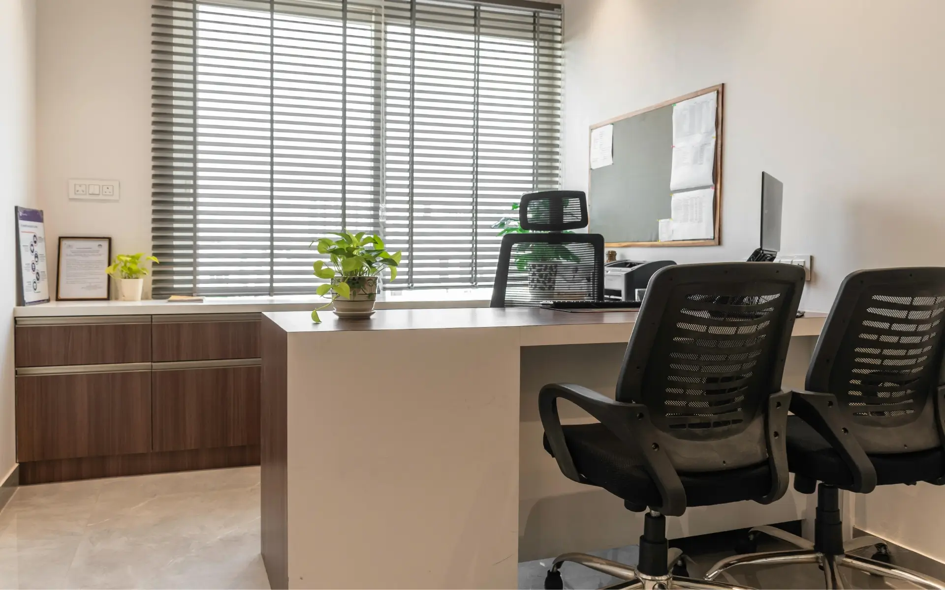 meble na wymiar do biura z komodą